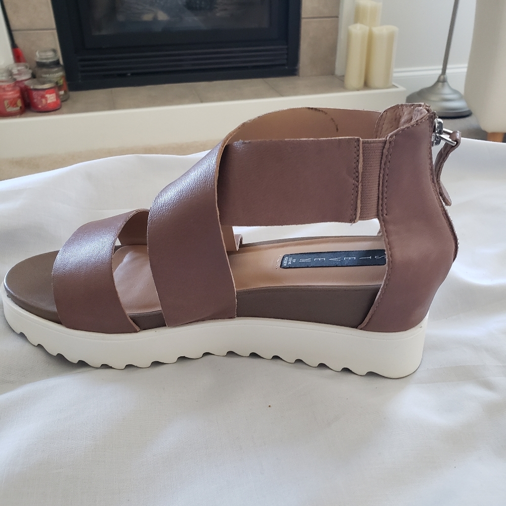 CLOSET CLOSING! MAKE AN OFFER! Steve by Steve Madden sandals